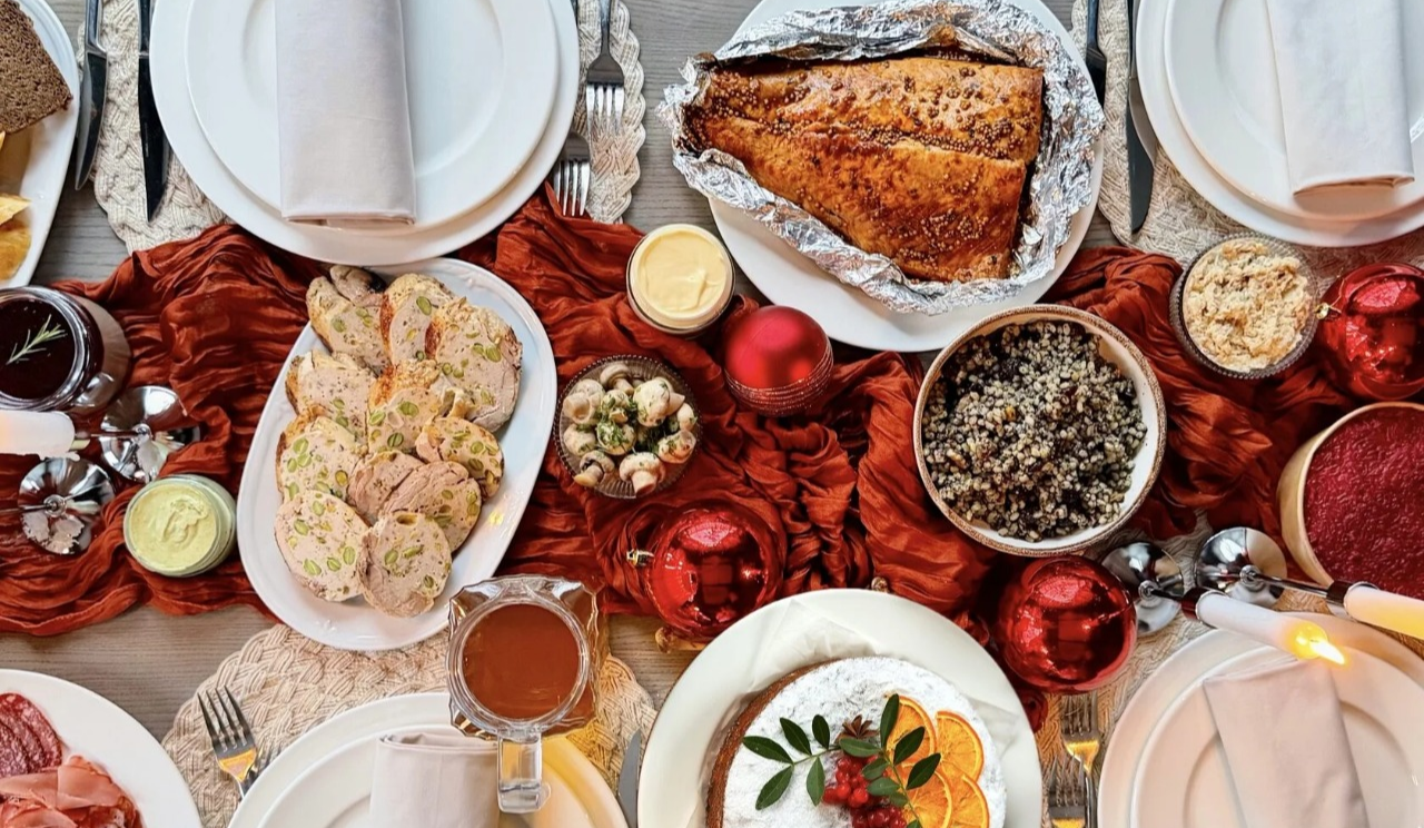 Новорічні кошики: де замовити готові страви до святкового столу