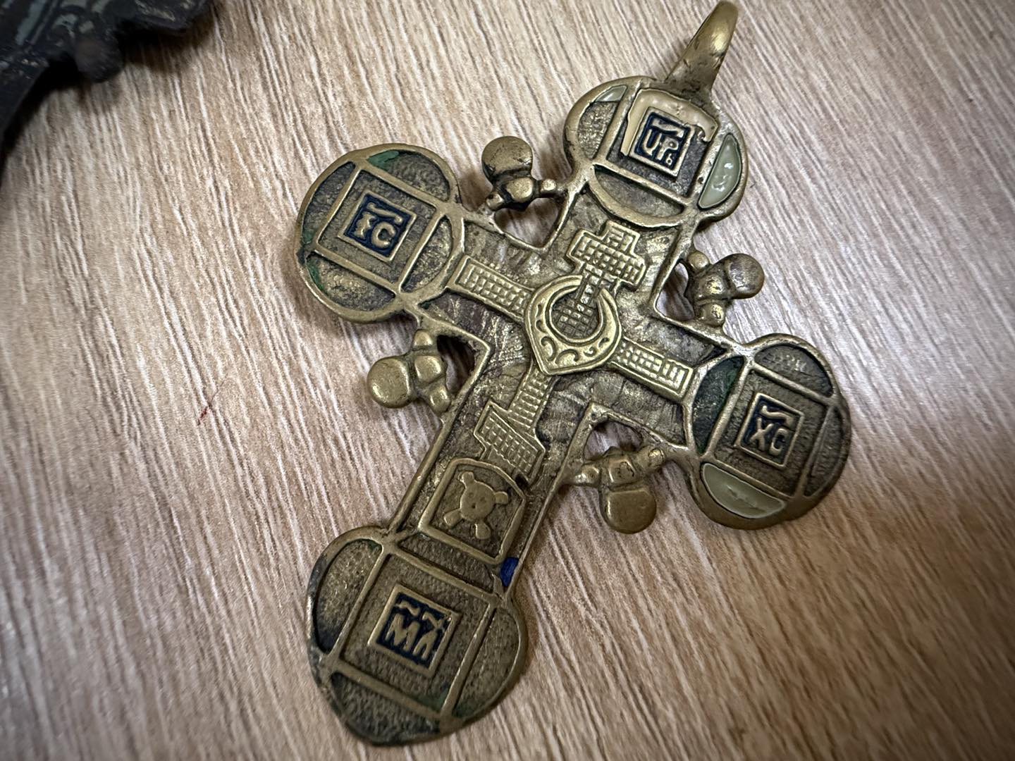 Ікона, хрестики та порцеляна: Київська митниця передала українським музеям культурні цінності