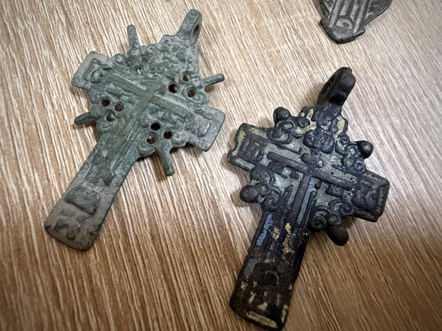 Ікона, хрестики та порцеляна: Київська митниця передала українським музеям культурні цінності