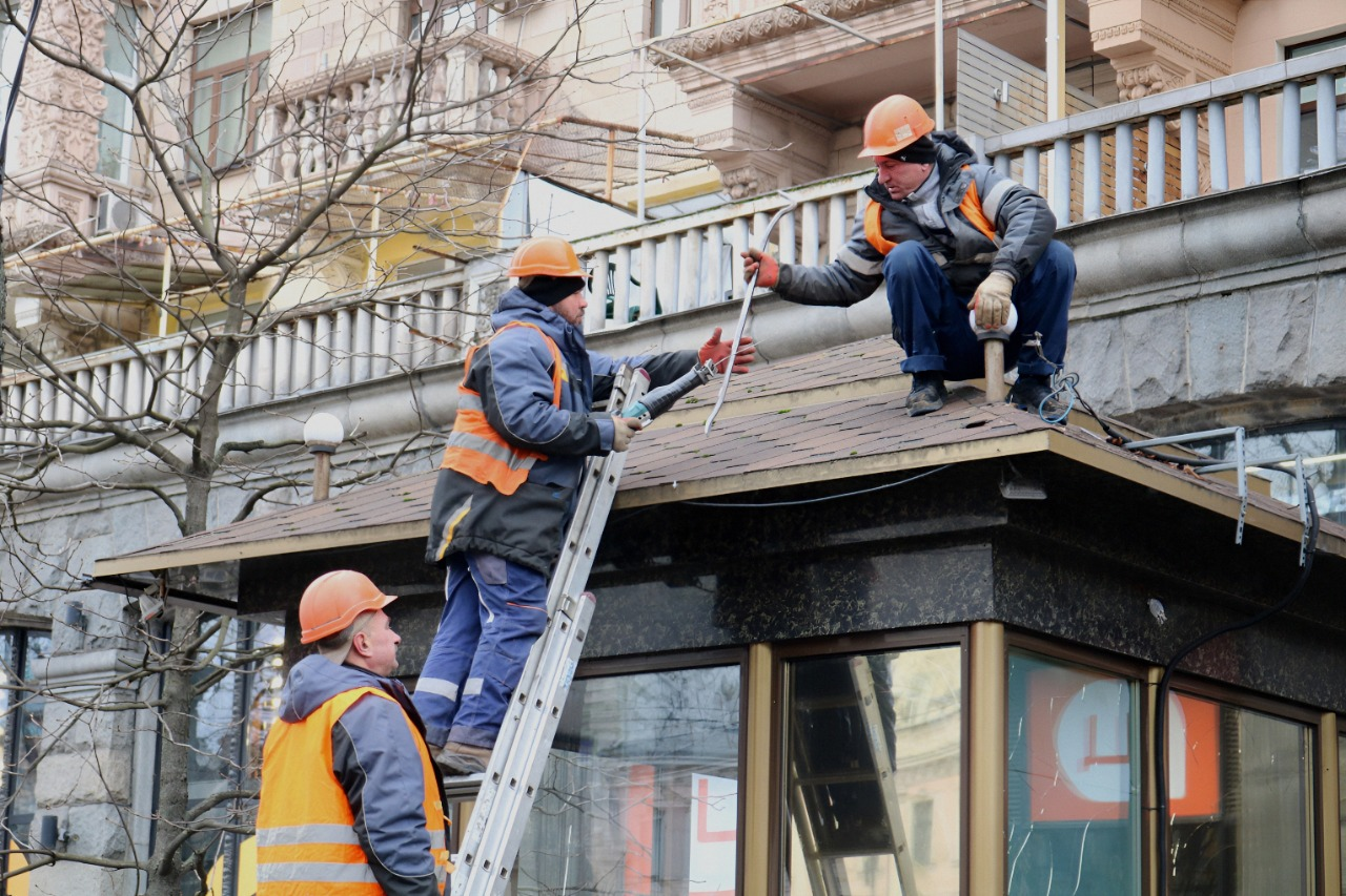На Хрещатику у Києві демонтували МАФ, який стояв там з 2009 року: фото