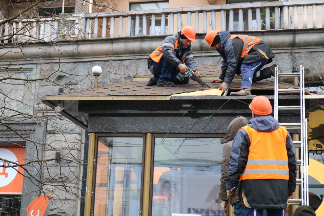 На Хрещатику у Києві демонтували МАФ, який стояв там з 2009 року: фото