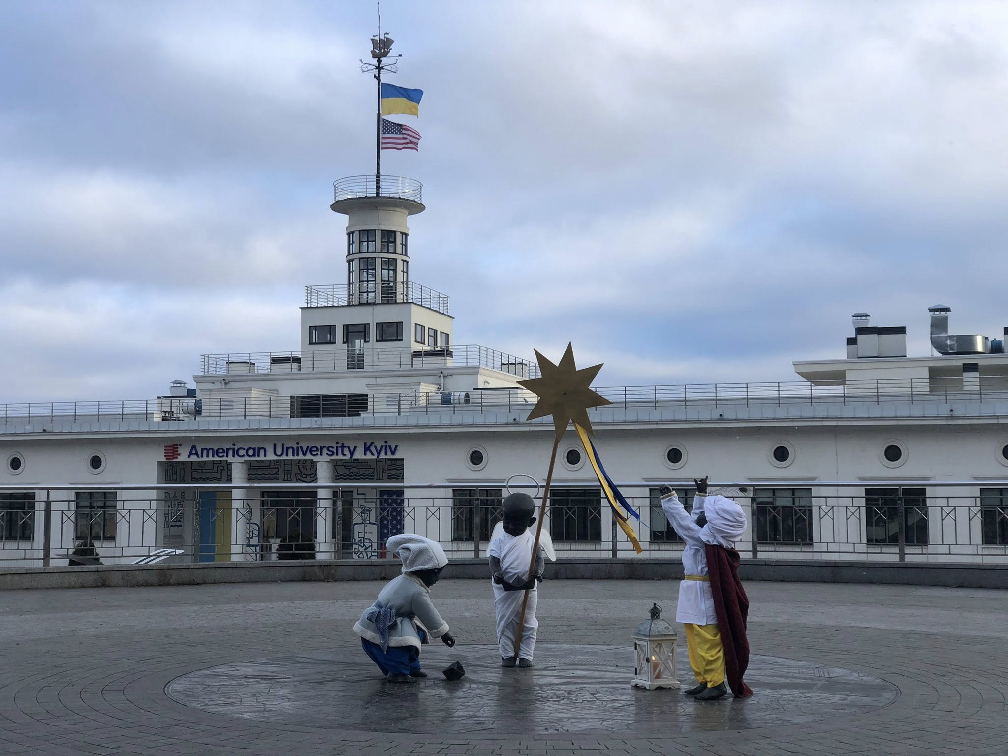 Скульптури малюків-засновників Києва нарядили до Різдва: фото