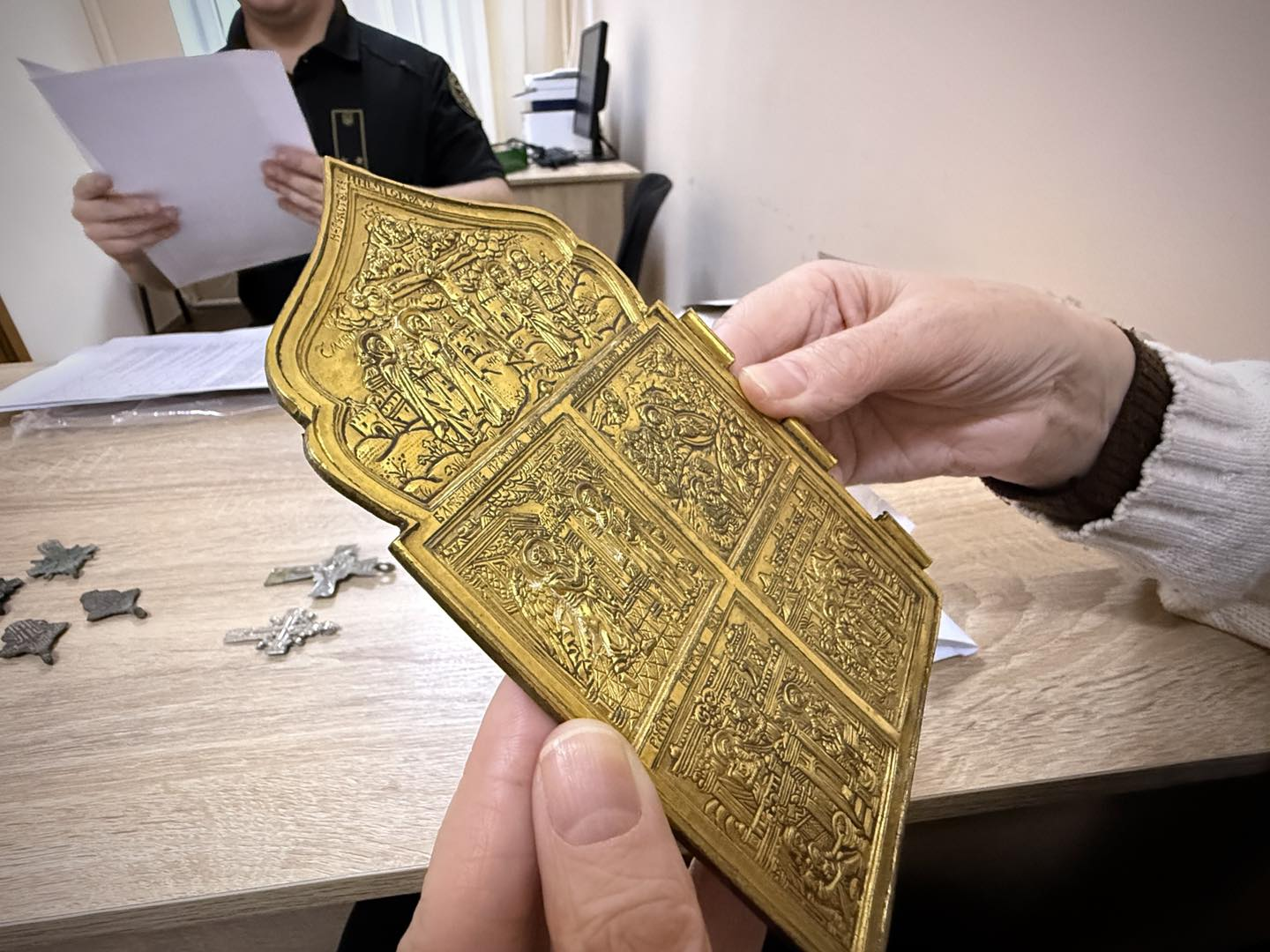 Ікона, хрестики та порцеляна: Київська митниця передала українським музеям культурні цінності