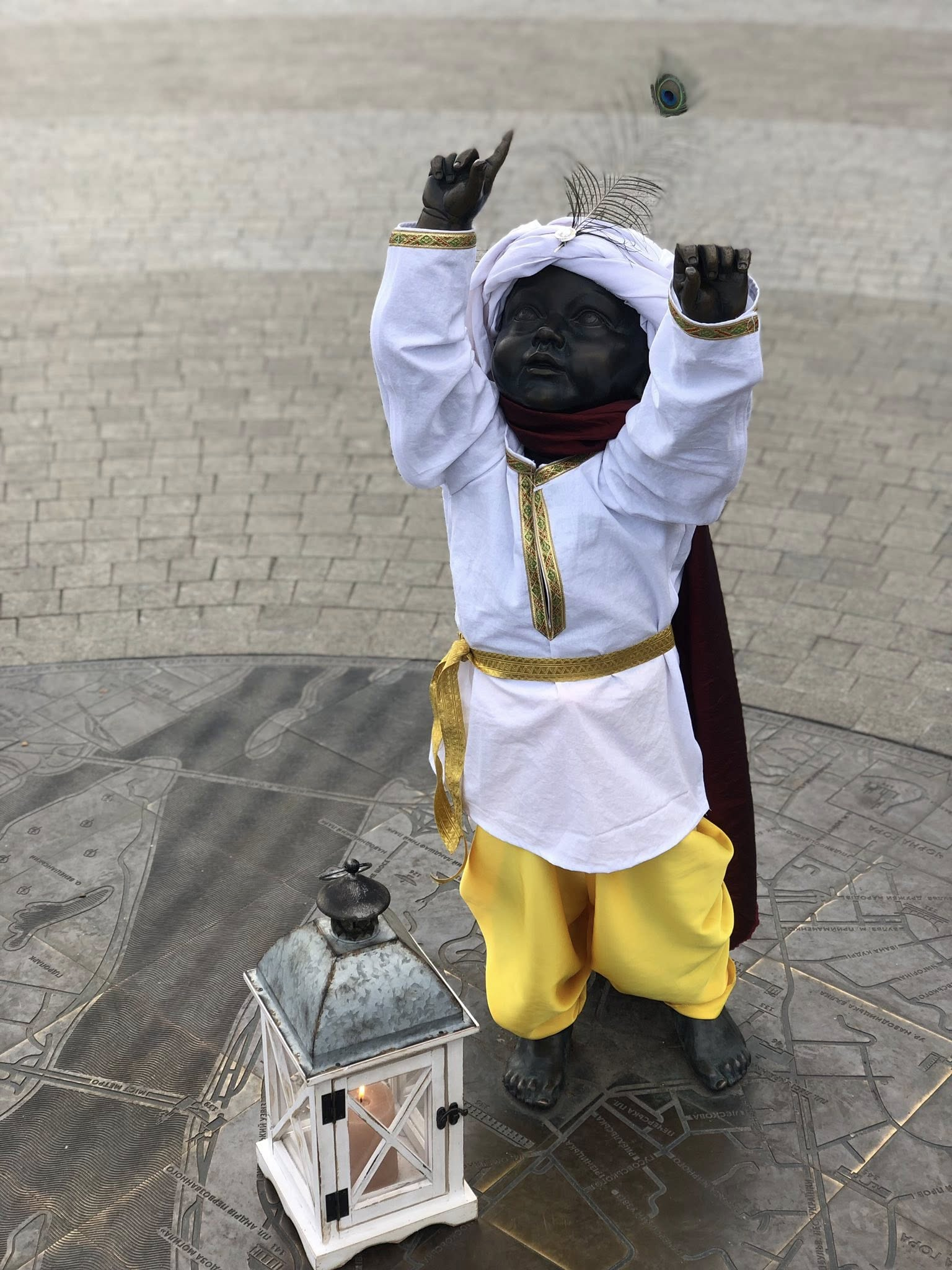 Скульптури малюків-засновників Києва нарядили до Різдва: фото