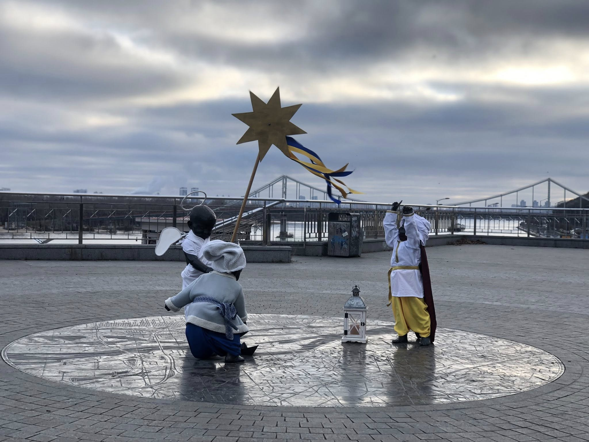 Скульптури малюків-засновників Києва нарядили до Різдва: фото