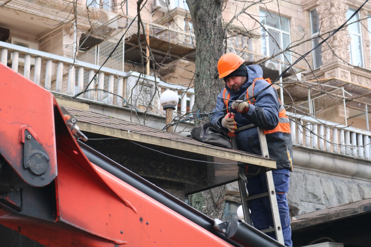На Хрещатику у Києві демонтували МАФ, який стояв там з 2009 року: фото