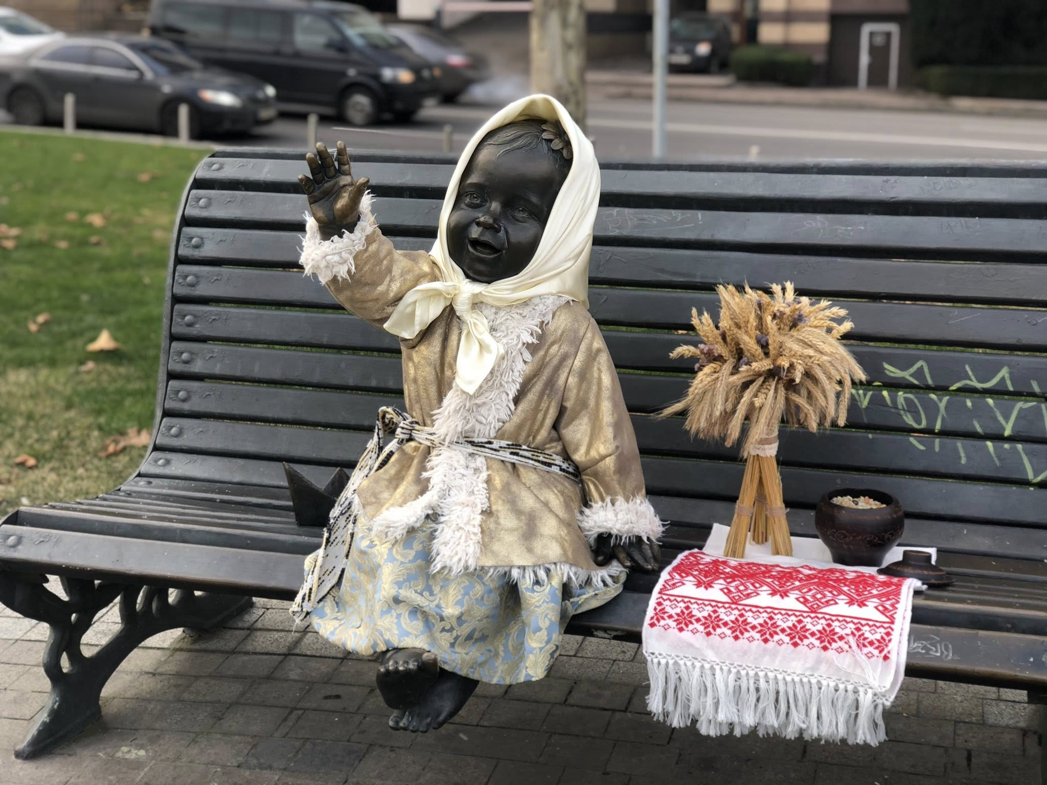 Скульптури малюків-засновників Києва нарядили до Різдва: фото