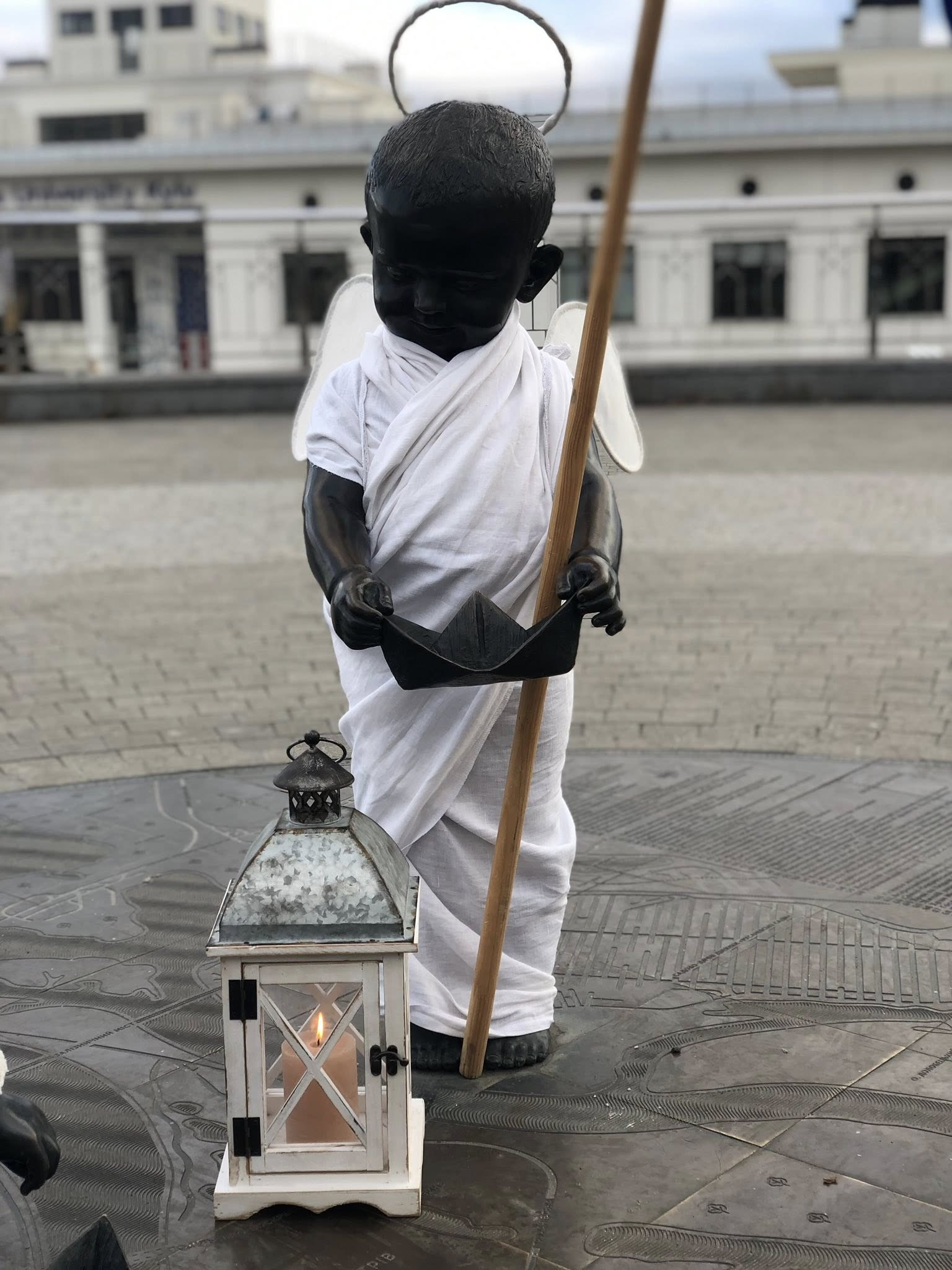 Скульптури малюків-засновників Києва нарядили до Різдва: фото