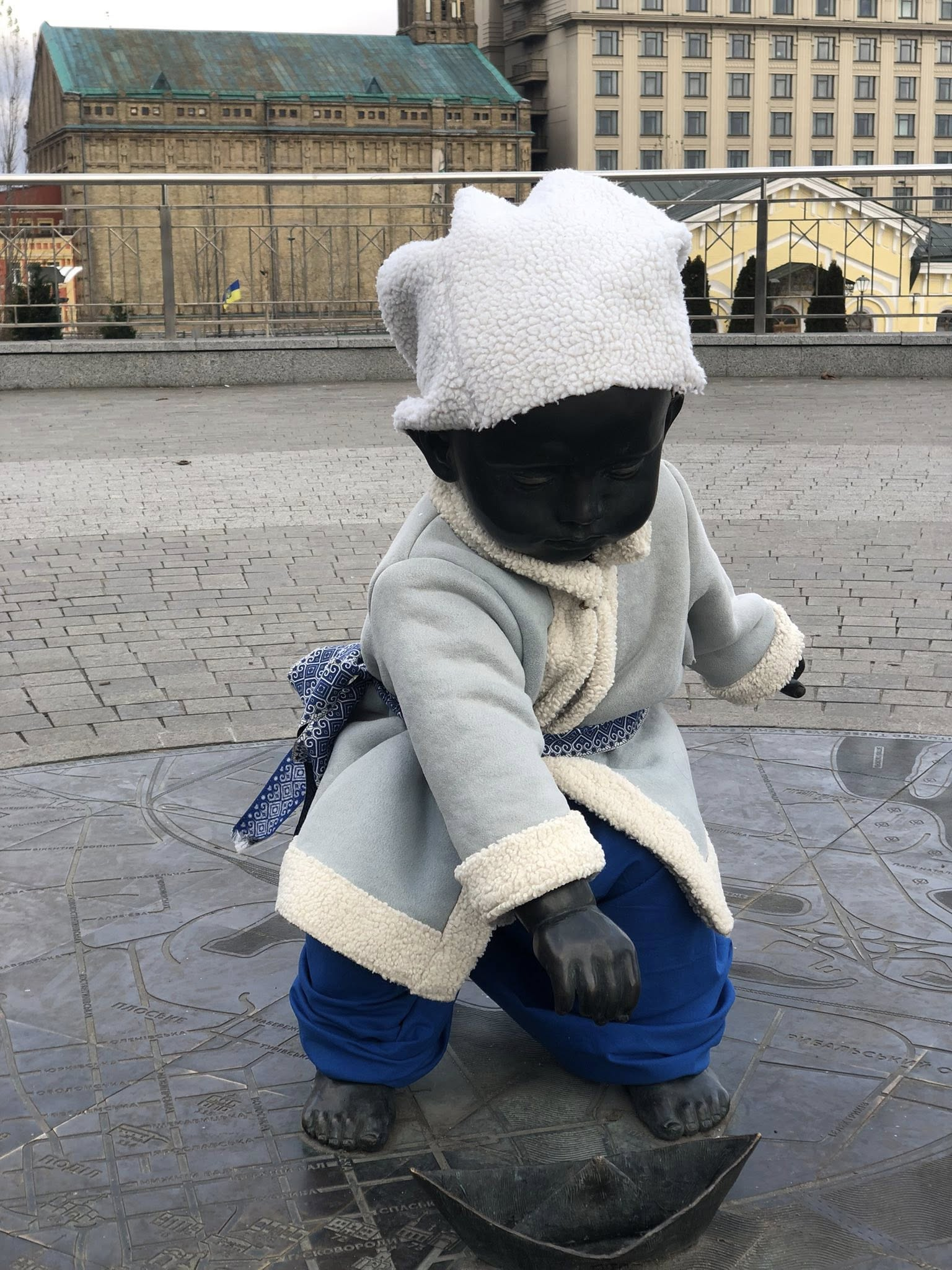 Скульптури малюків-засновників Києва нарядили до Різдва: фото