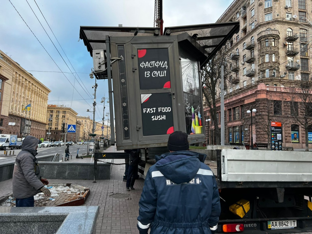 На Хрещатику у Києві демонтували МАФ, який стояв там з 2009 року: фото