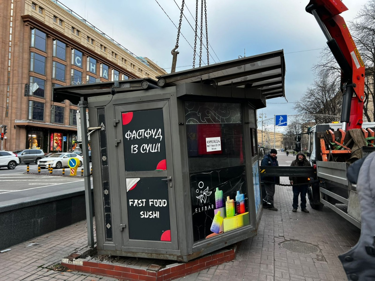 На Хрещатику у Києві демонтували МАФ, який стояв там з 2009 року: фото