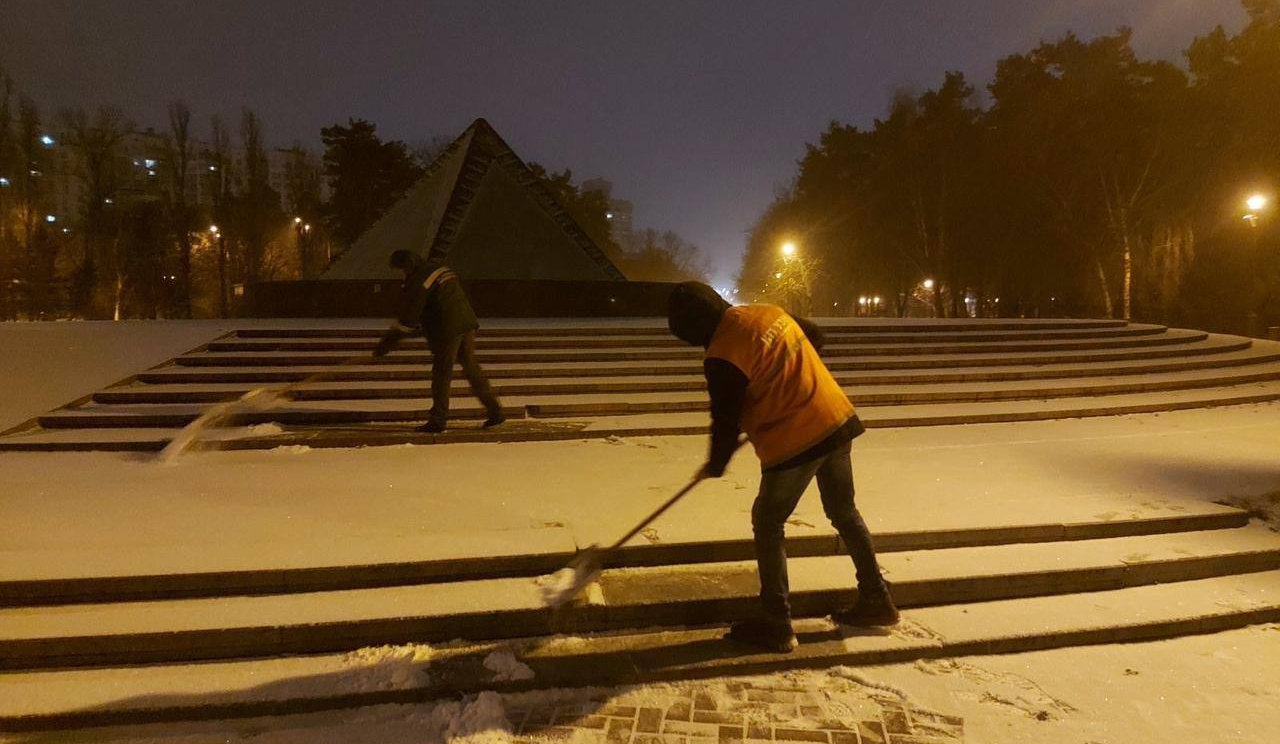 У Києві прибирають сніг: з ночі на вулицях працює спецтехніка