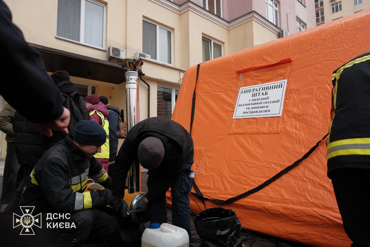 У трьох районах Києва тривають аварійно-рятувальні роботи — ДСНС