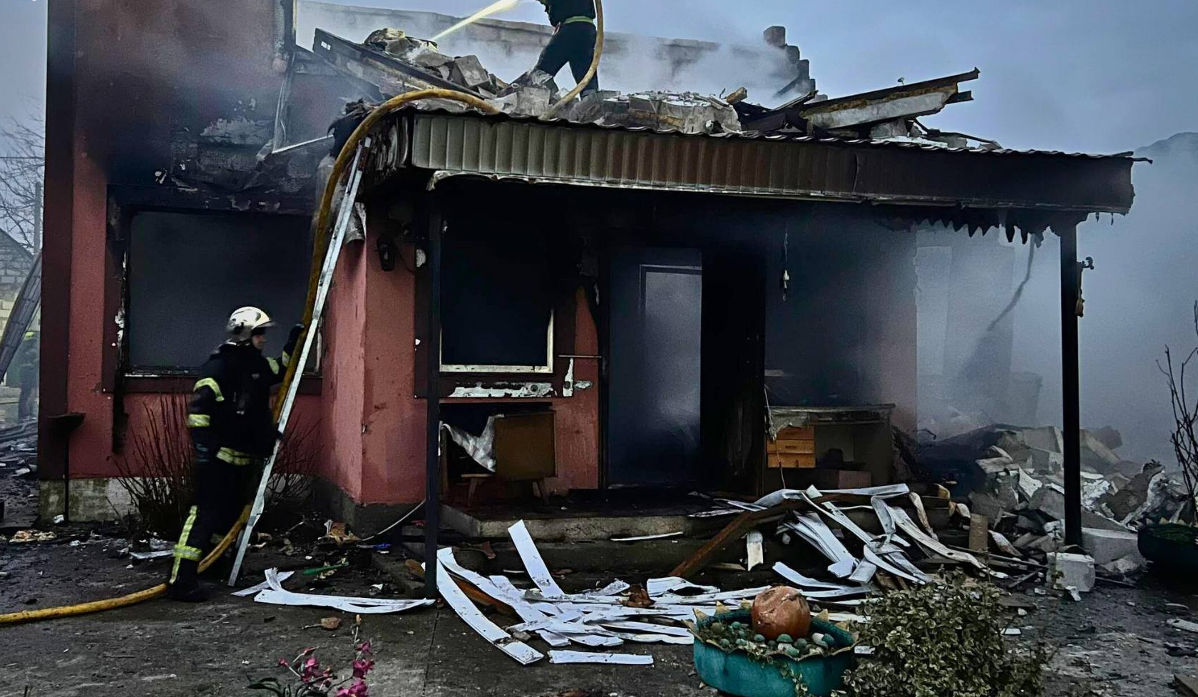 Наслідки нічного обстрілу Київщини: є загибла та поранені