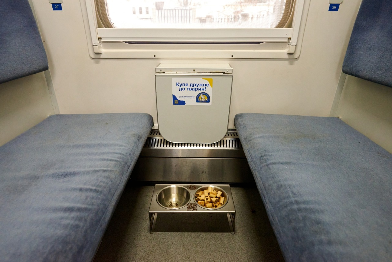 Мобільні пункти обігріву та зв’язку: Укрзалізниця підготувала 100 "Вагонів незламності"