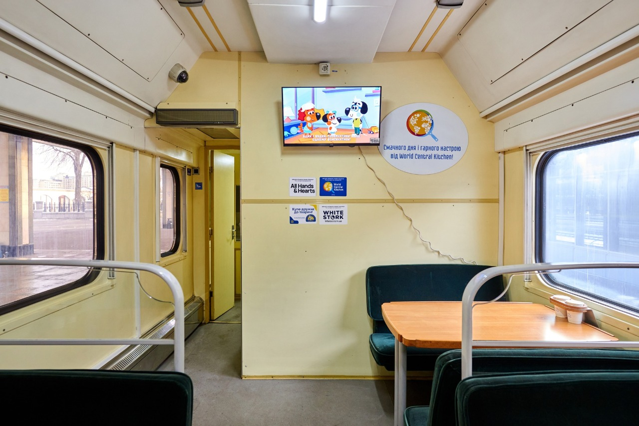 Мобільні пункти обігріву та зв’язку: Укрзалізниця підготувала 100 "Вагонів незламності"