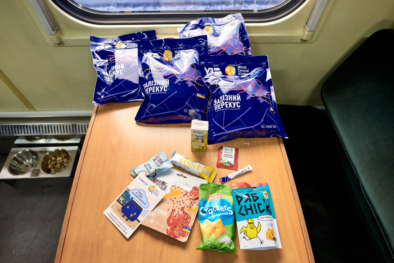 Мобільні пункти обігріву та зв’язку: Укрзалізниця підготувала 100 "Вагонів незламності"