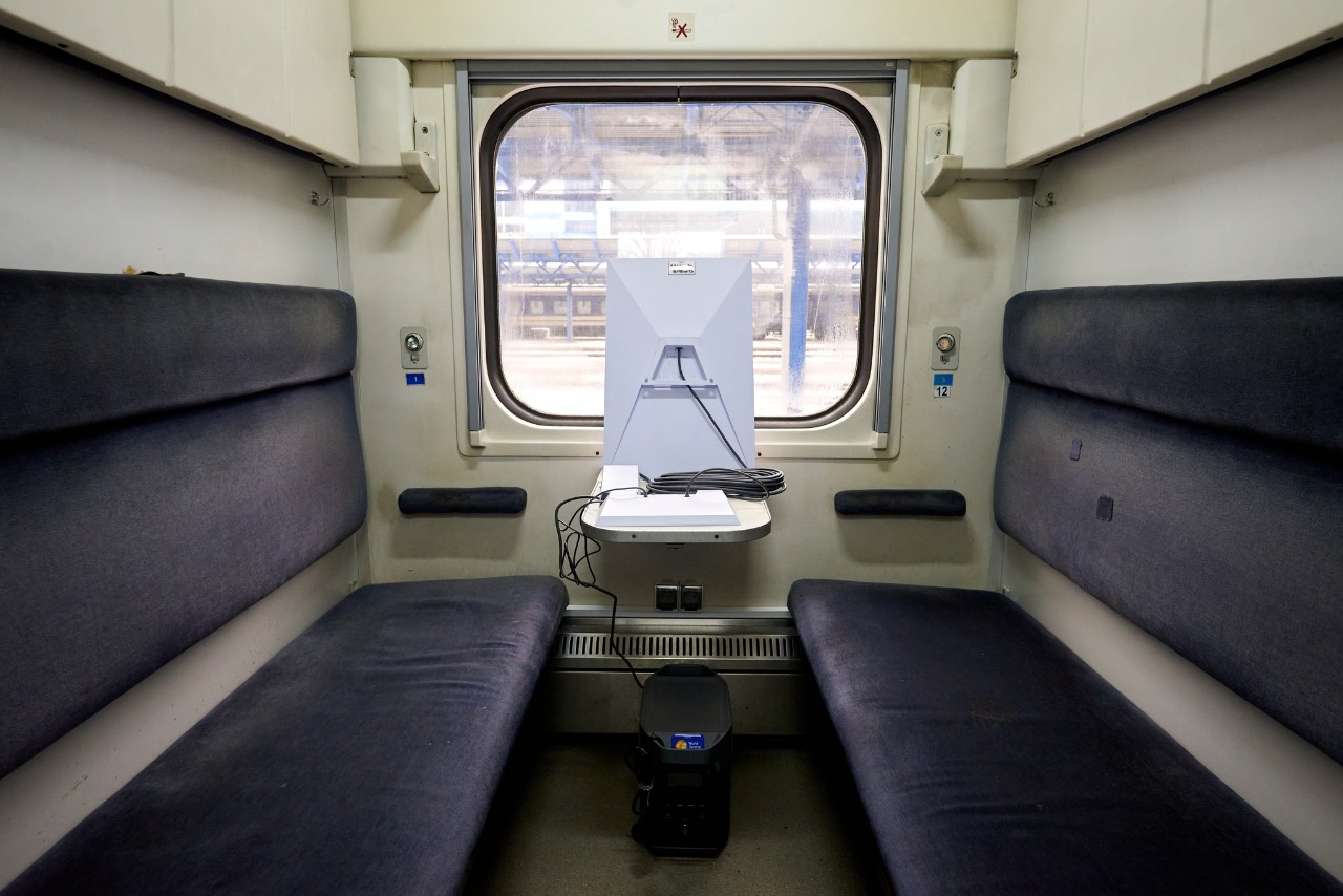 Мобільні пункти обігріву та зв’язку: Укрзалізниця підготувала 100 "Вагонів незламності"