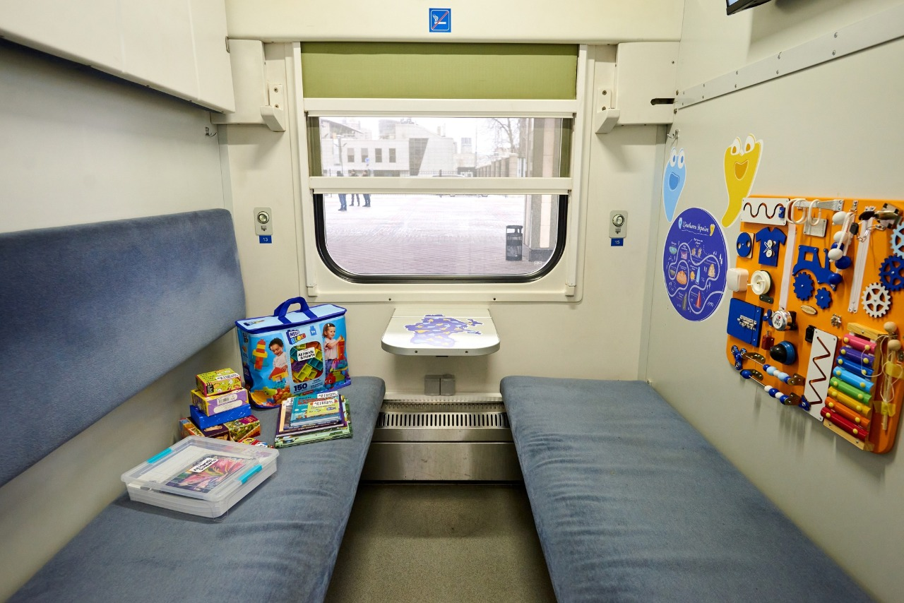 Мобільні пункти обігріву та зв’язку: Укрзалізниця підготувала 100 "Вагонів незламності"