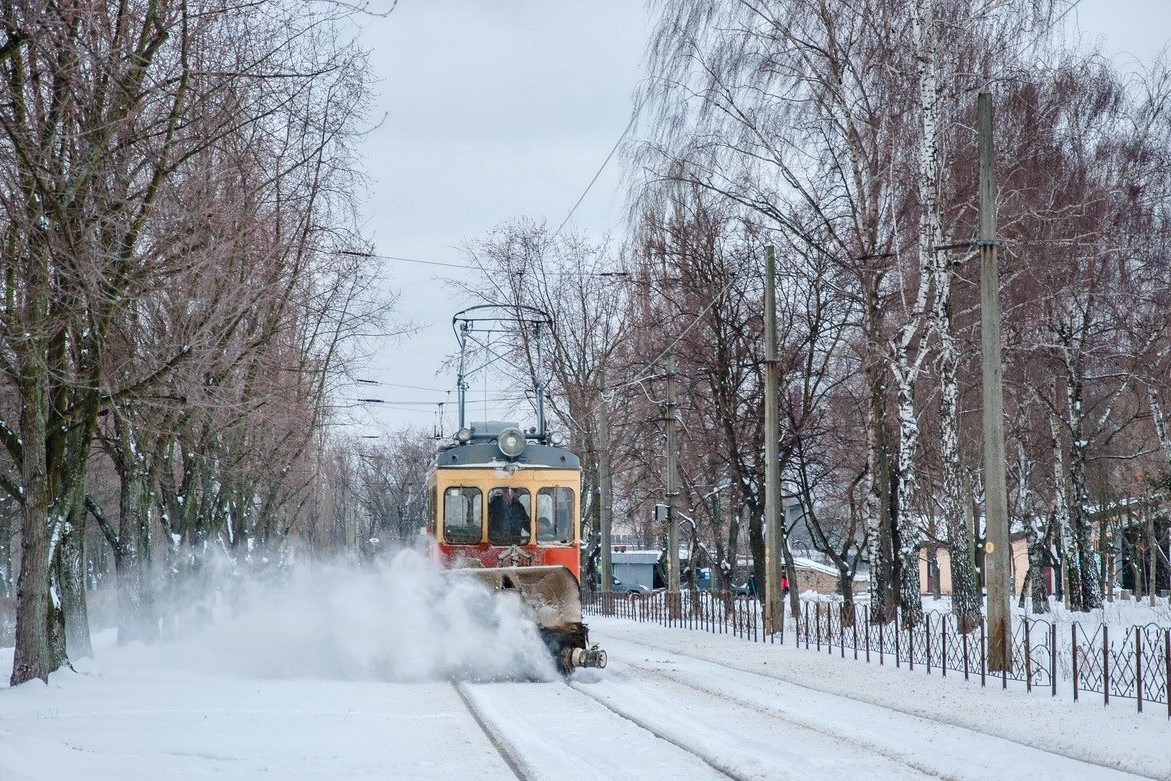У Києві працюють вагони-снігоочисники для безперебійного руху трамваїв: фото