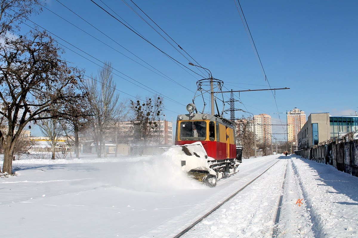 У Києві працюють вагони-снігоочисники для безперебійного руху трамваїв: фото