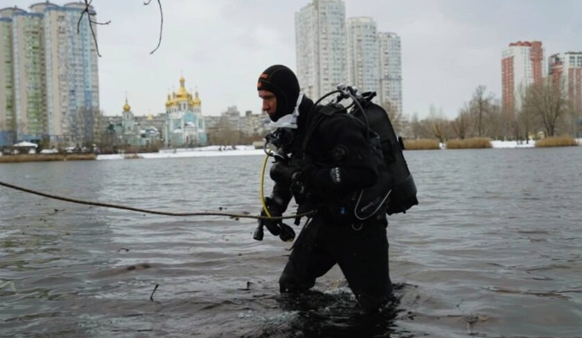 Під час обстрілу Києва ракета влучила в озеро: працюють водолази, шукають уламки