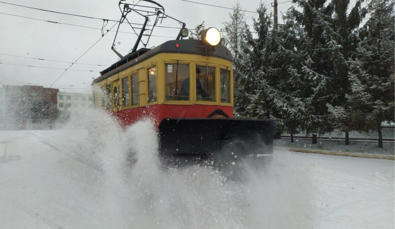 У Києві працюють вагони-снігоочисники для безперебійного руху трамваїв: фото