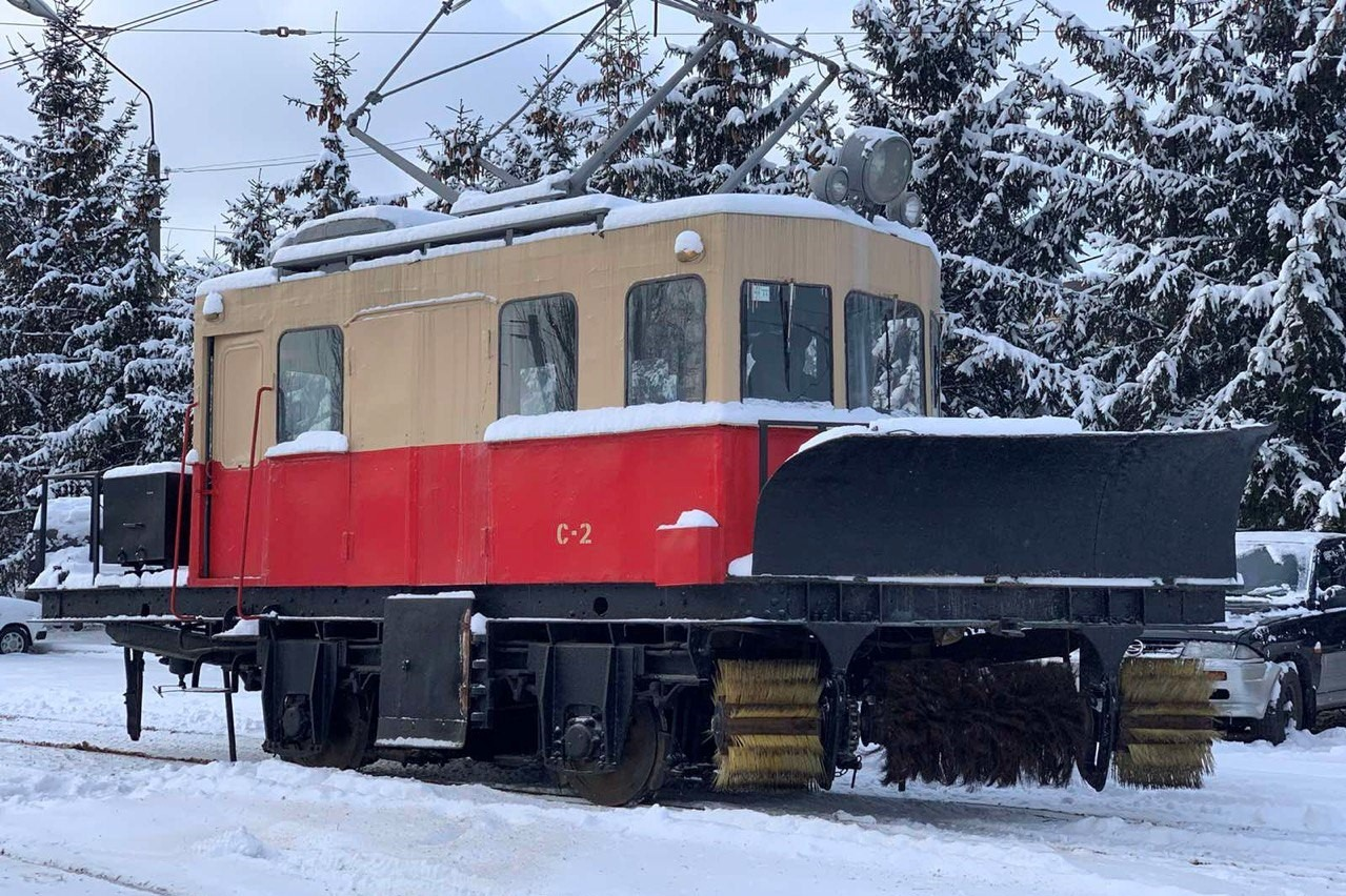У Києві працюють вагони-снігоочисники для безперебійного руху трамваїв: фото