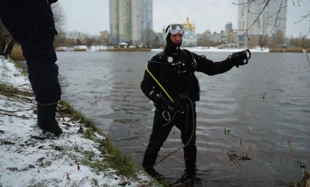 Під час обстрілу Києва 27 грудня 2025 року ракета влучила в озеро: працюють водолази, шукають уламки